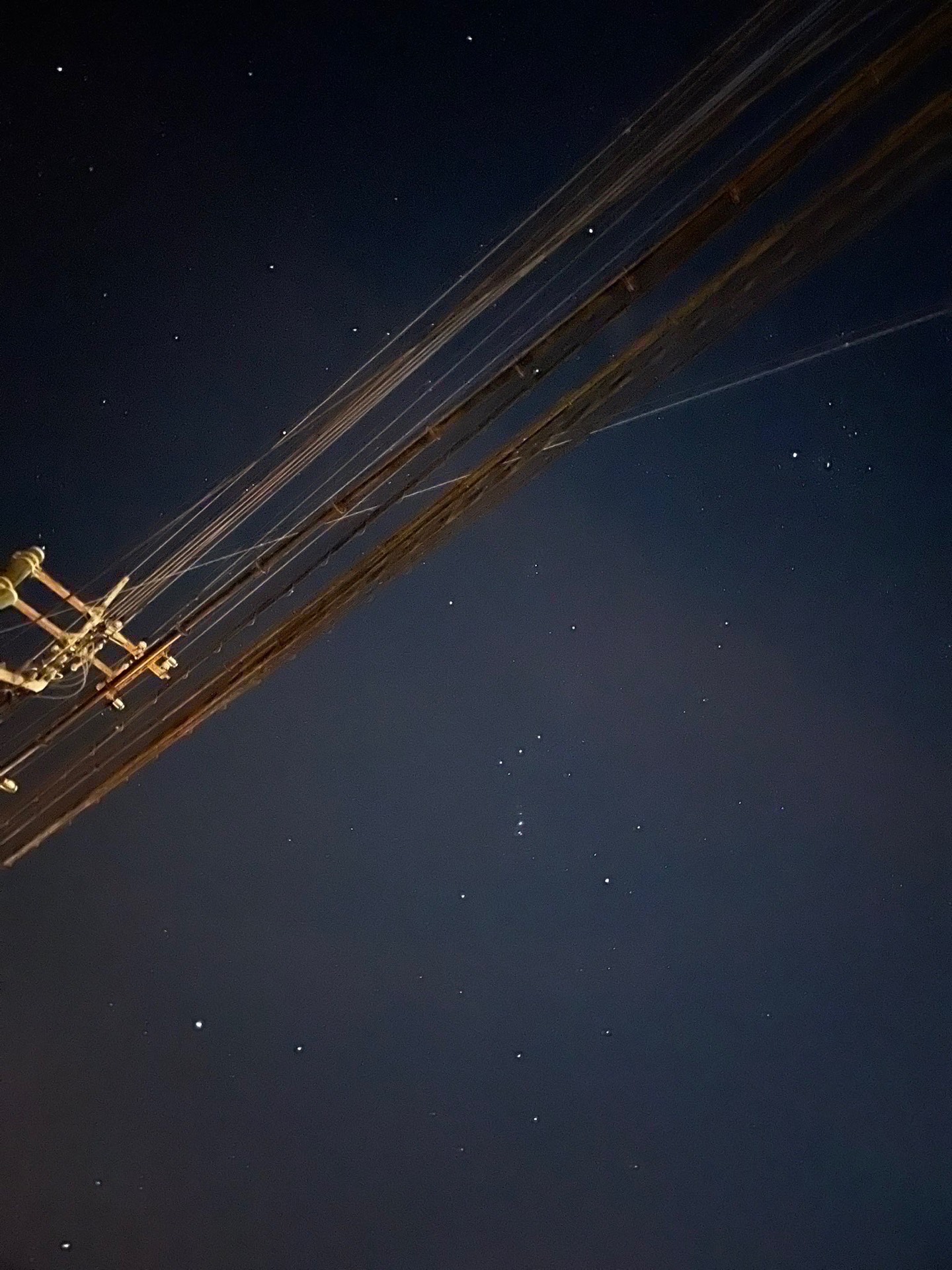 深夜に弾き語る人