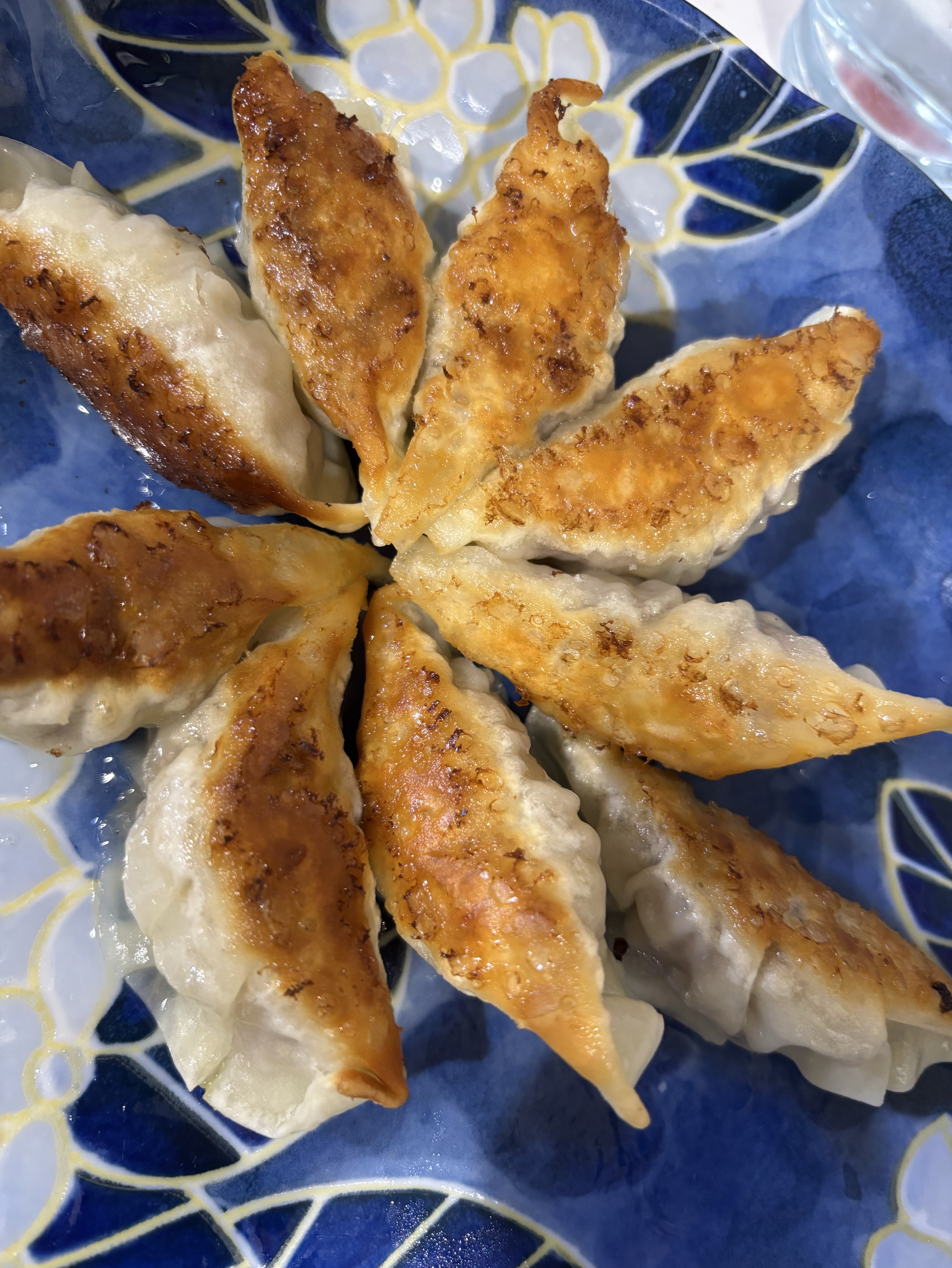 我は餃子を包むノダ🥟お腹が空く声？