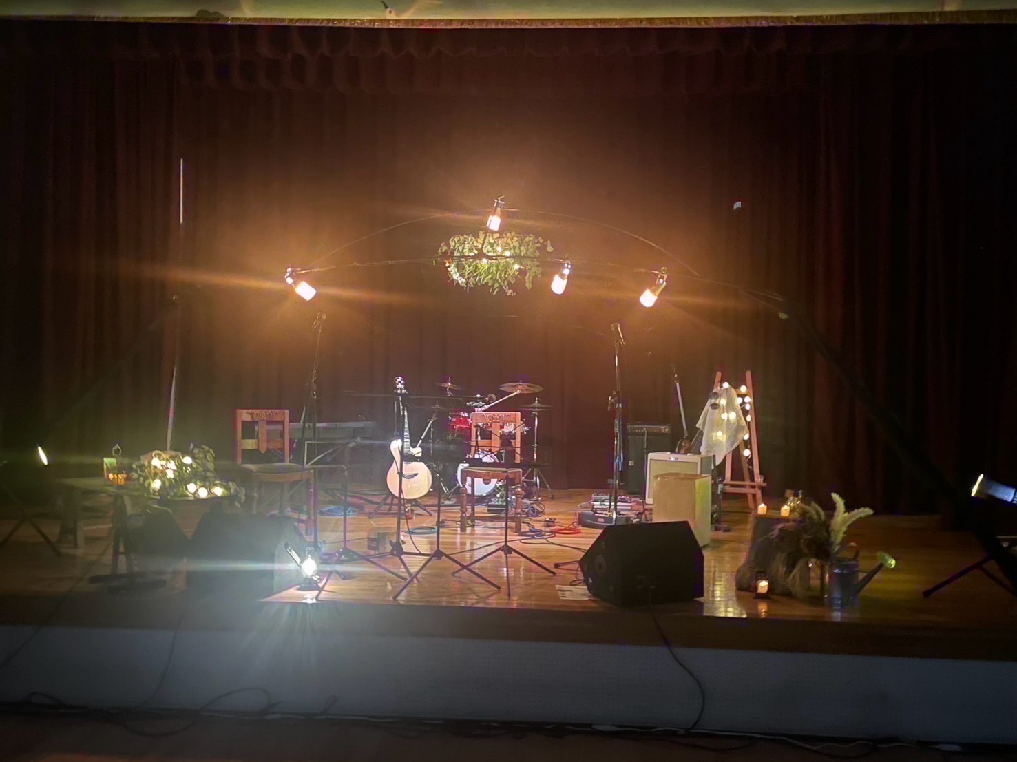 ガットギターをポロポロと。